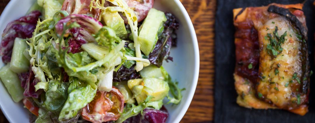 Mixed leaf salad and coca bread