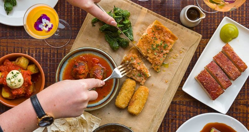 Sunday sharer board on the table at El Gato Negro